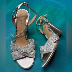Badgley Mischka Jewel Nicoline Silver Crystal Bow Block Heel Sandals Women’s 7.5